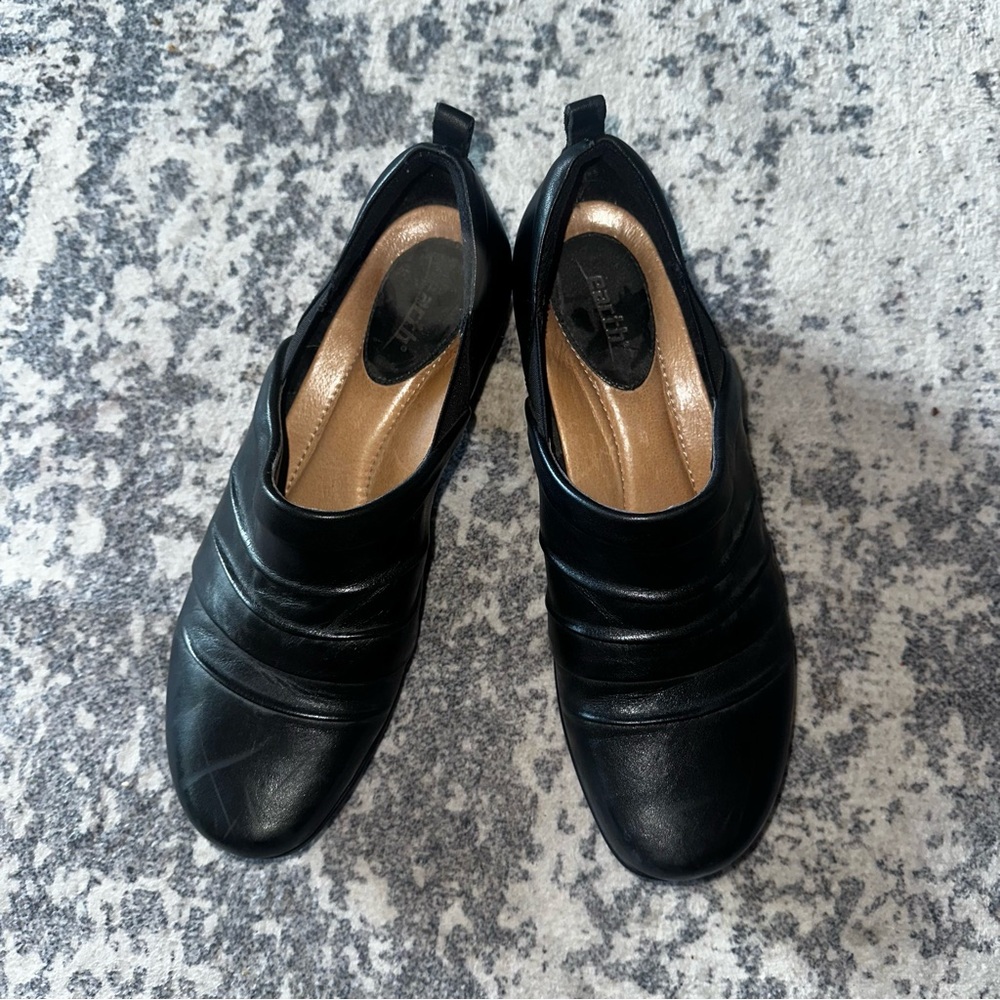EUC Earth Women’s Sage pleated Ruched Black Leather Comfort loafers/clogs-8.5